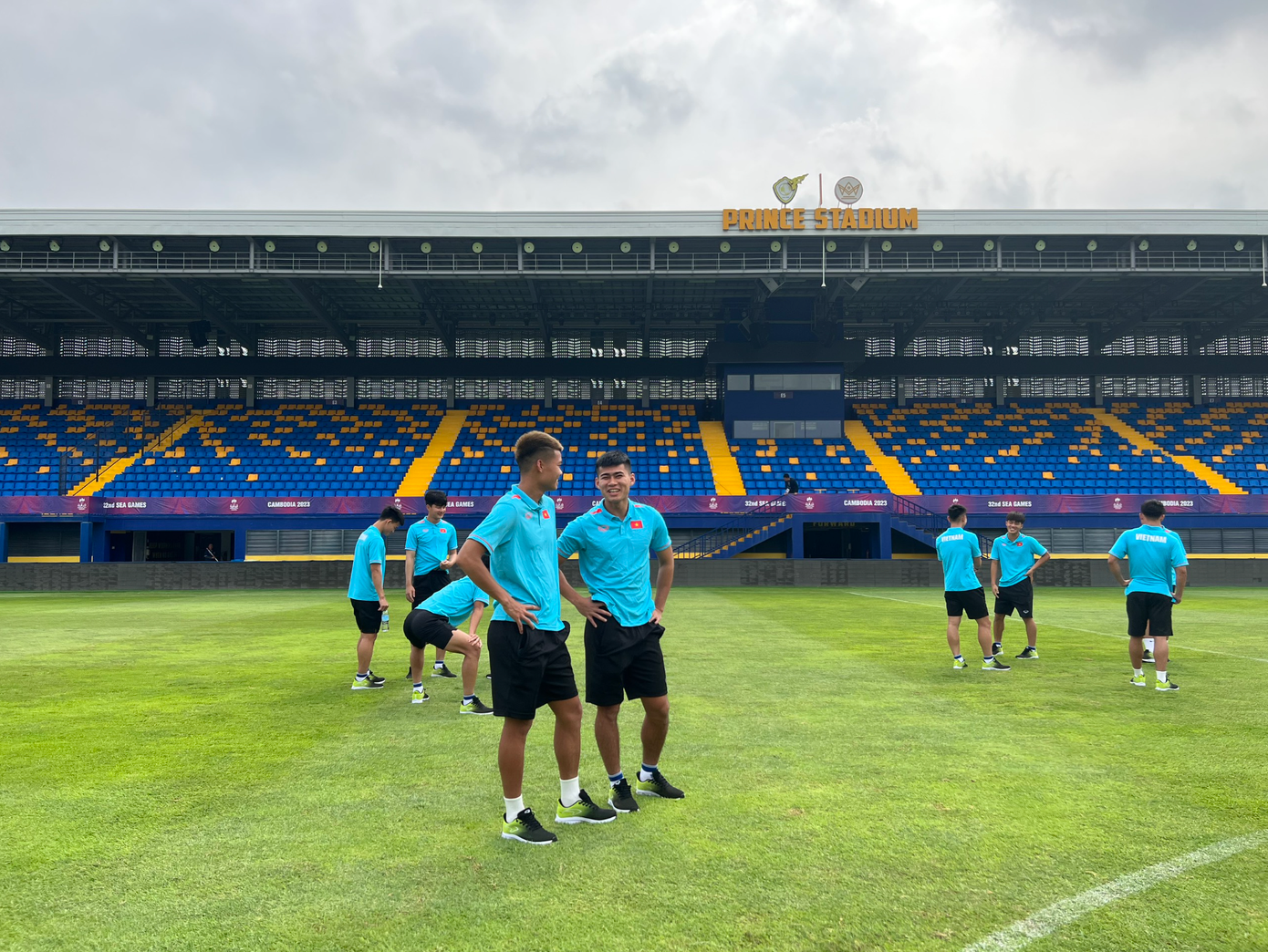 U22 Việt Nam thăm sân Prince chuẩn bị cho trận đấu với U22 Lào (ảnh Hữu Phạm) U22 Việt Nam thăm sân Prince chuẩn bị cho trận đấu với U22 Lào (ảnh Hữu Phạm)