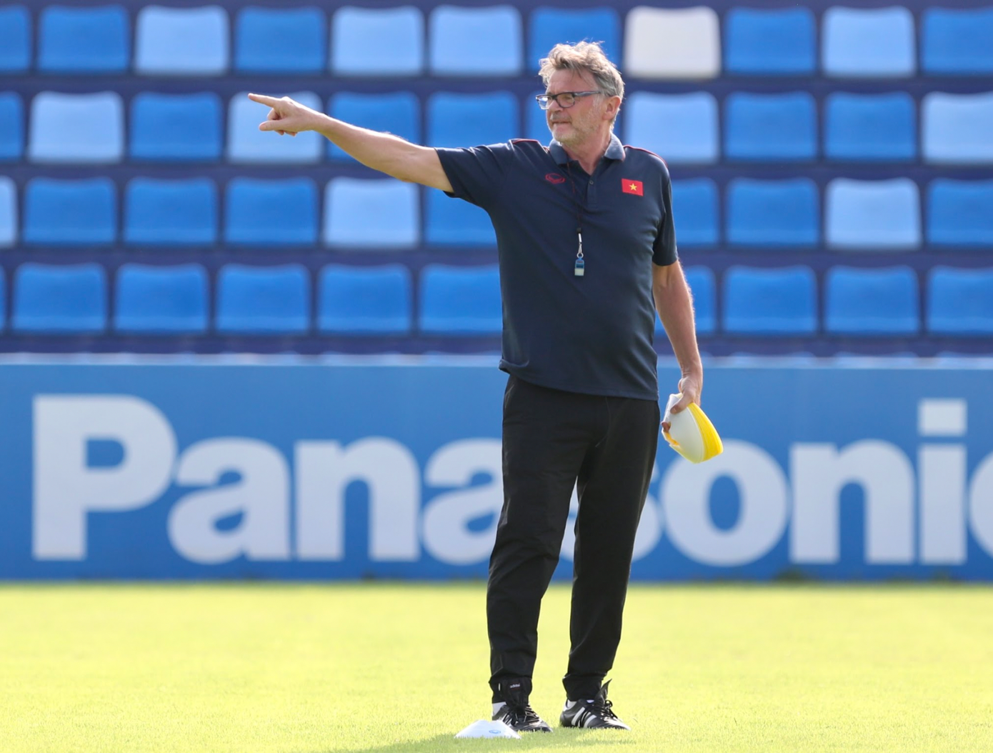 HLV Philippe Troussier cho biết việc chốt danh sách U22 Việt Nam là quyết định khó khăn bởi cả 24 cầu thủ đều xứng đáng có tên. Tuy nhiên ông phải làm đúng quy định.