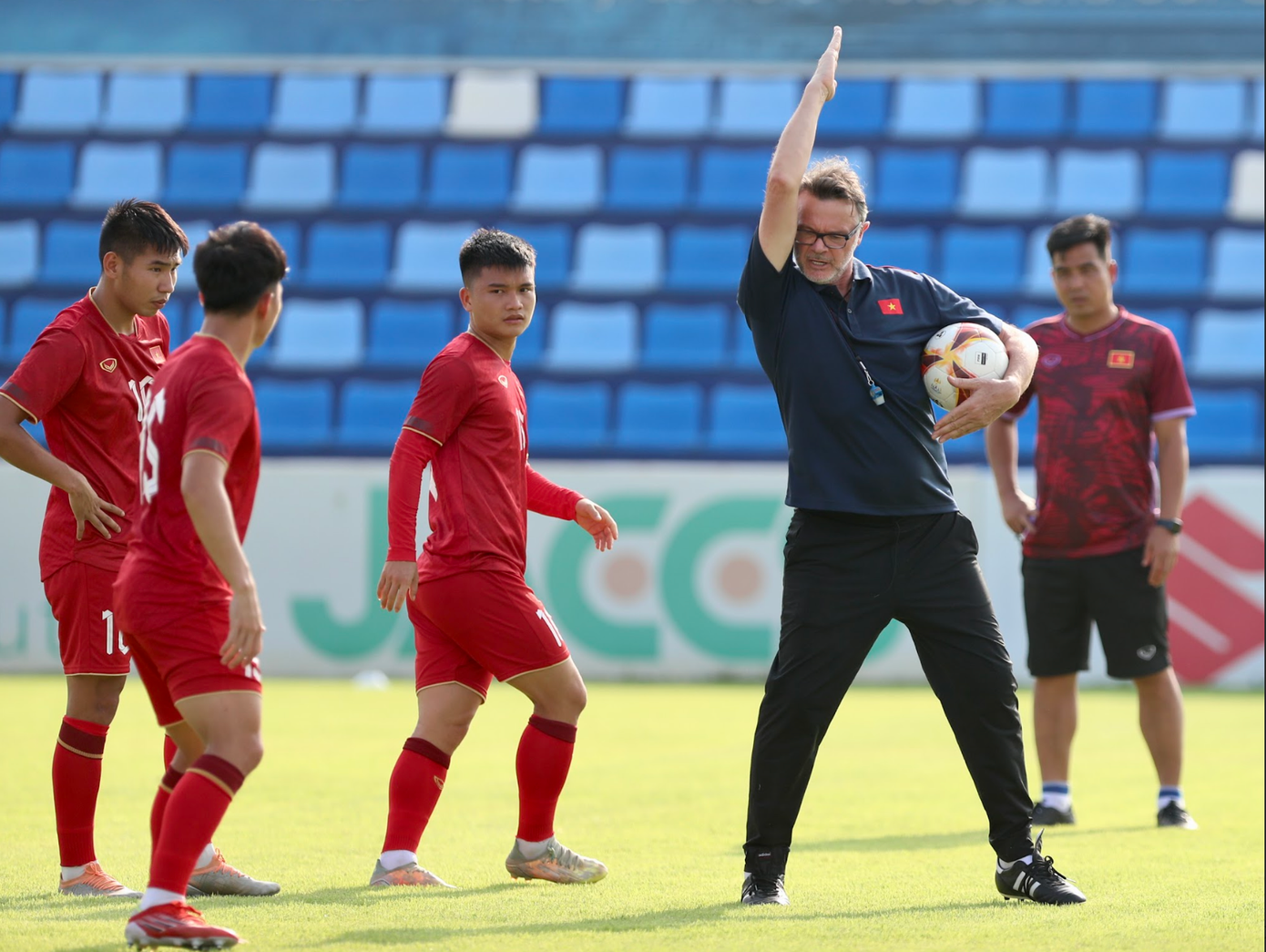 Ông Troussier dù vậy vẫn giữ nguyên nhiệt huyết khi vào buổi tập của U22 Việt Nam. Nhà cầm quân người Pháp luôn yêu cầu các học trò phải duy trì tinh thần quyết tâm cao, sự tập trung và máu lửa.