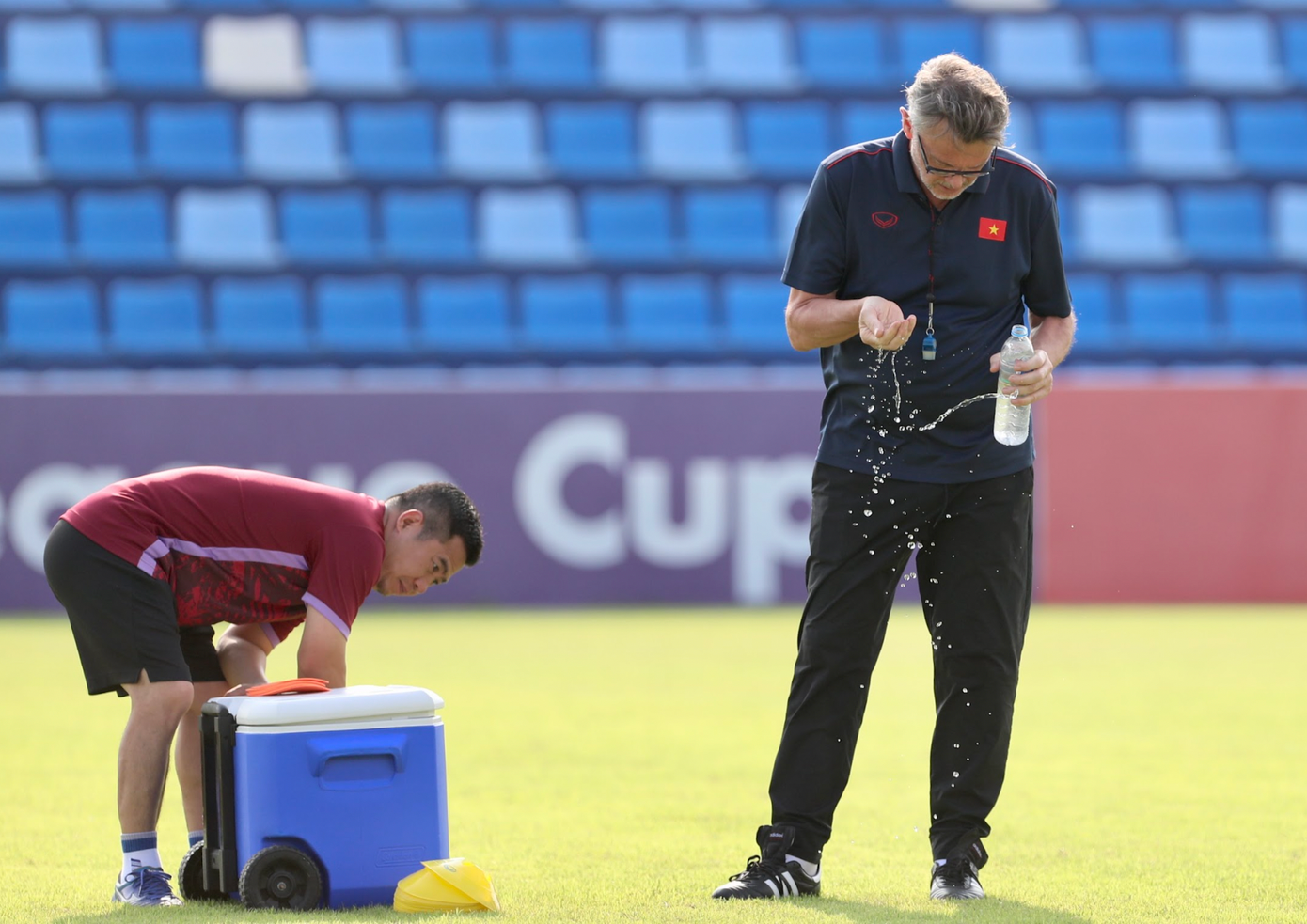 Thời tiết tại Phnom Penh thời gian này rất nắng nóng, ảnh hưởng khá nhiều tới thể lực các cầu thủ. HLV Philippe Troussier cũng tỏ ra vất vả vì nắng.