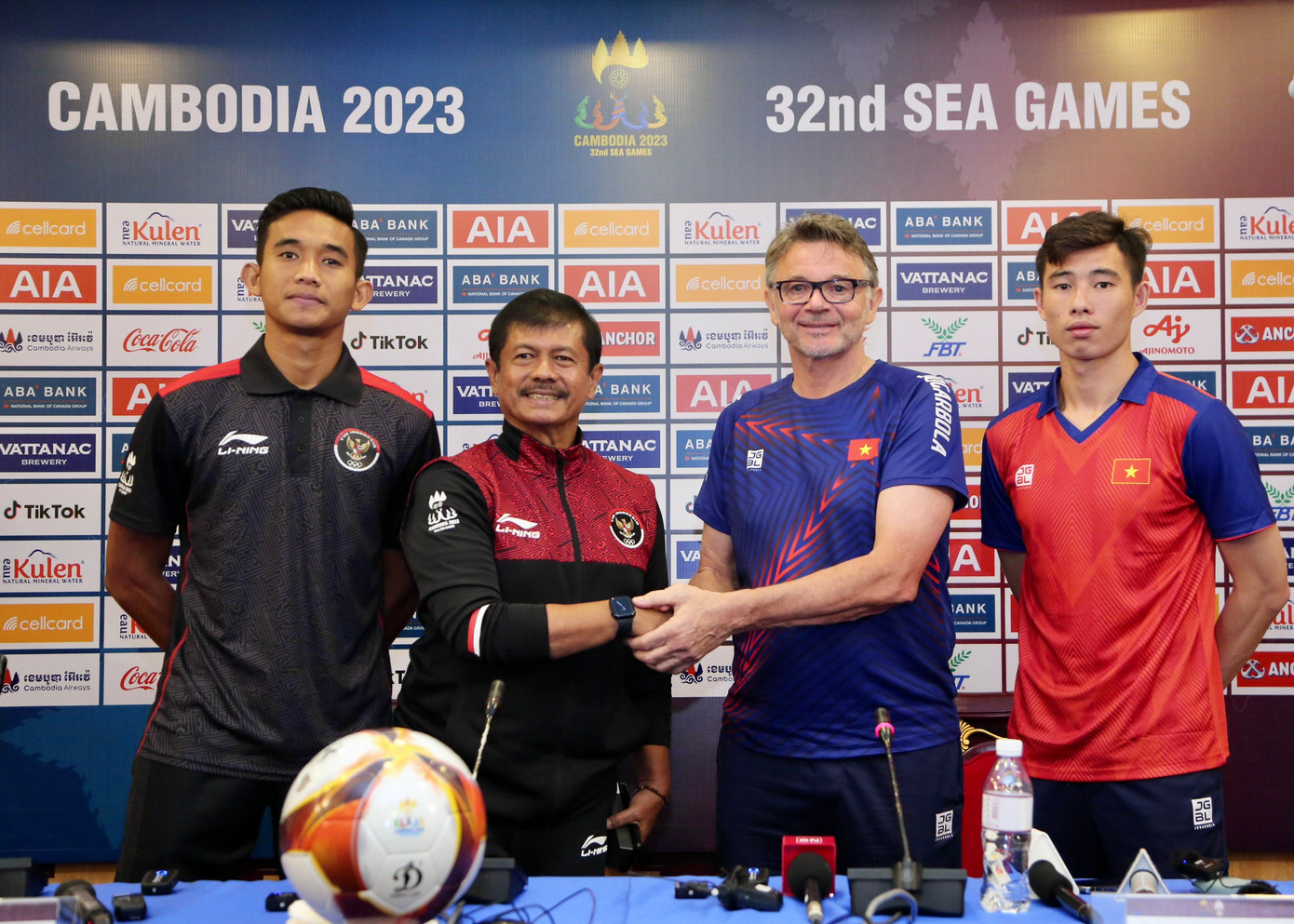 HLV Troussier và ông Sjafri bắt tay nhau ở cuộc họp báo trưa 12/5 tại Phnom Penh (ảnh Hữu Phạm)