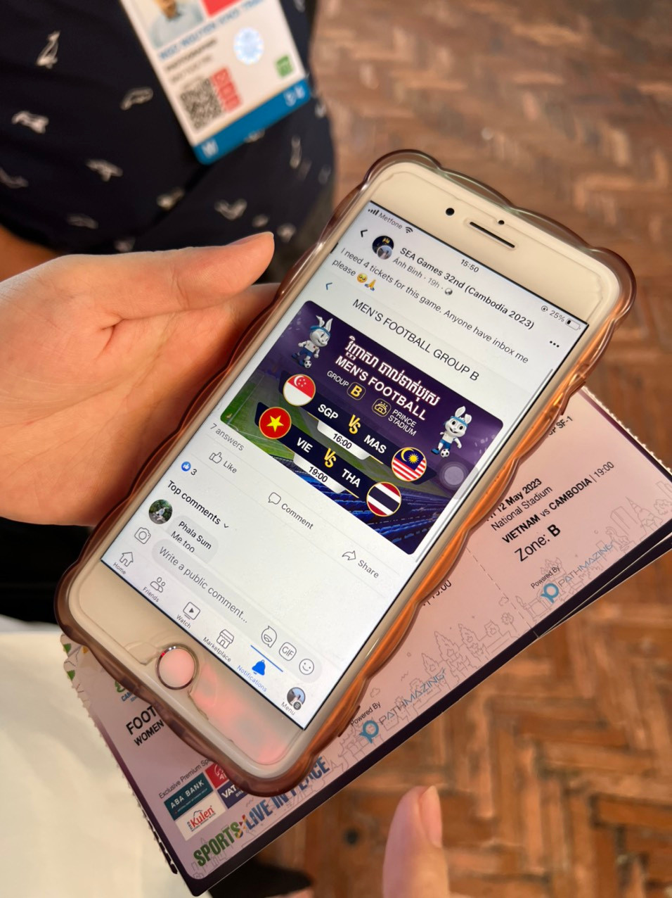 Trái với bán kết nữ, trận bán kết nam của đội U22 Việt Nam rất hot. Nhiều CĐV không đặt được vé phải lên mạng hỏi tìm ở một số group. Trái với bán kết nữ, trận bán kết nam của đội U22 Việt Nam rất hot. Nhiều CĐV không đặt được vé phải lên mạng hỏi tìm ở một số group.