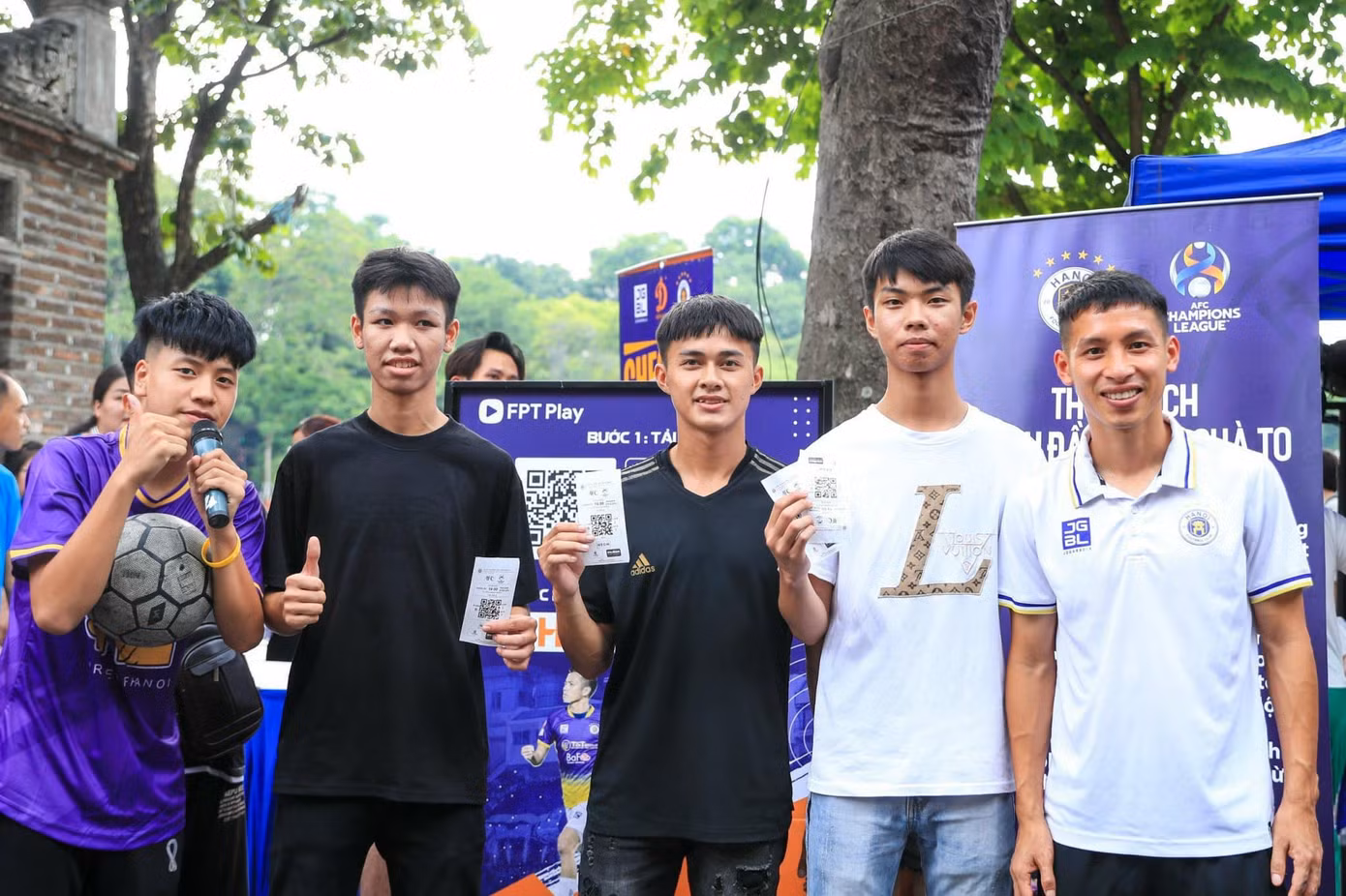 Hà Nội "làm nóng" cùng người hâm mộ trước khi tham dự AFC Champions League 2023. (ảnh HNFC)