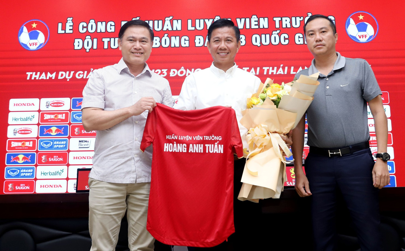 HLV Hoàng Anh Tuấn sẽ cùng ông Philippe Troussier chia quyền quản lý 2 đội tuyển U23 Việt Nam. (ảnh Anh Đoàn)