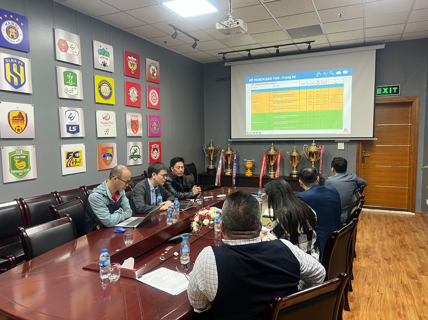 VPF phải chuẩn bị nhân sự và thiết bị theo chuẩn FIFA để có thể áp dụng VAR vào V-League. (ảnh Anh Tú)