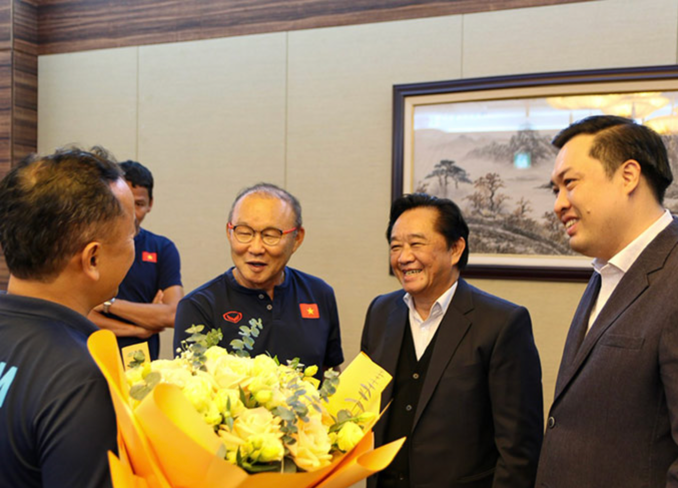 HLV Park Hang-seo nhận hoa và lời chúc mừng từ lãnh đạo tỉnh Bình Dương chiều 11/1. (ảnh Cao Linh) HLV Park Hang-seo nhận hoa và lời chúc mừng từ lãnh đạo tỉnh Bình Dương chiều 11/1. (ảnh Cao Linh)