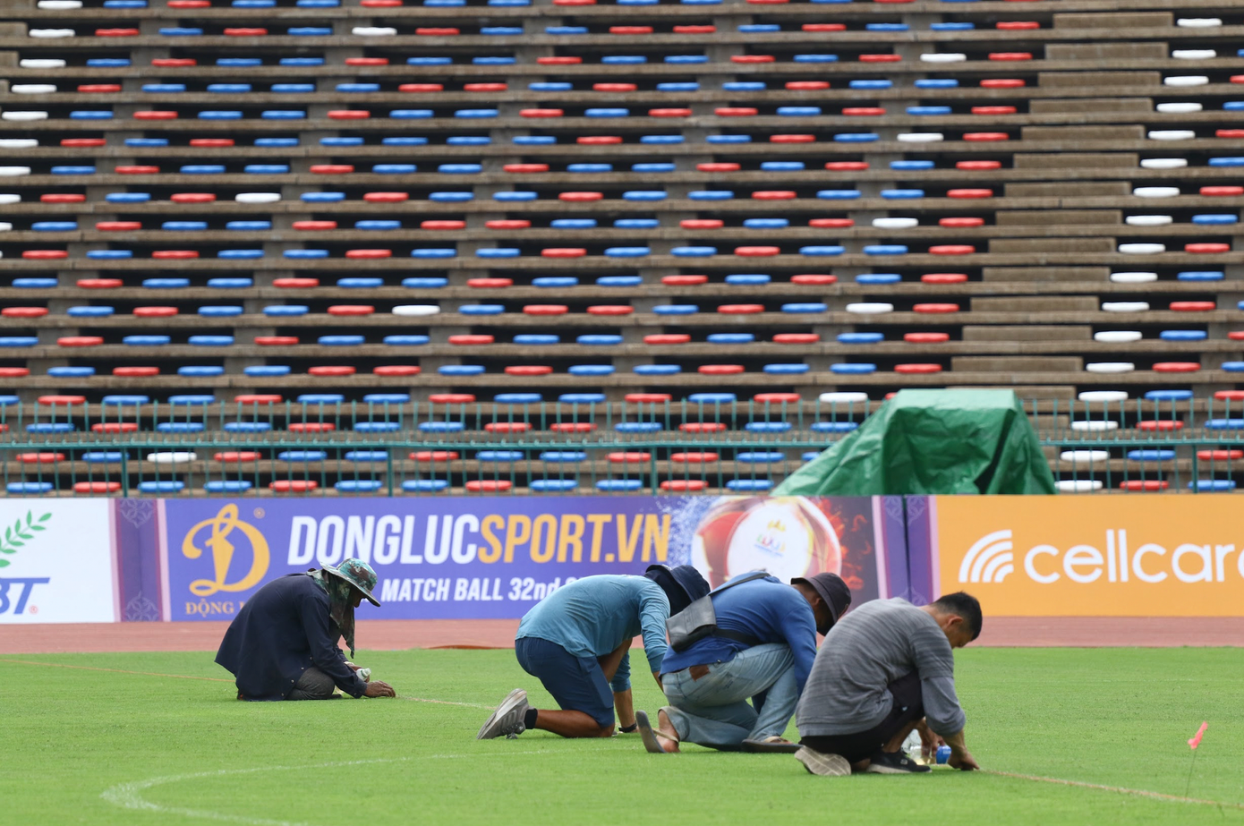 Mặt sân Olympic được chăm sóc rất kỹ lưỡng trước ngày diễn ra các trận đấu (ảnh Tiểu Phùng)