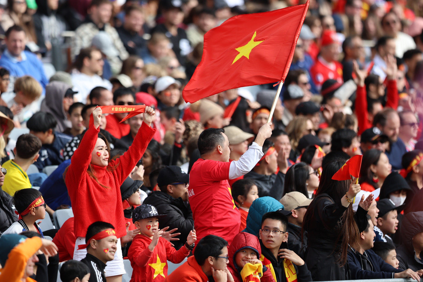 CĐV Việt Nam cổ vũ cho thầy trò HLV Mai Đức Chung ở trận đấu với đương kim vô địch Mỹ (ảnh Đồng Đồng) CĐV Việt Nam cổ vũ cho thầy trò HLV Mai Đức Chung ở trận đấu với đương kim vô địch Mỹ (ảnh Đồng Đồng)