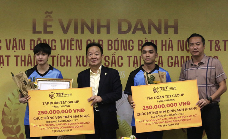 Các HLV, VĐV đội tuyển bóng bàn nhận thưởng hơn 1 tỉ đồng cho thành tích tại SEA Games 32 (ảnh Anh Giang)