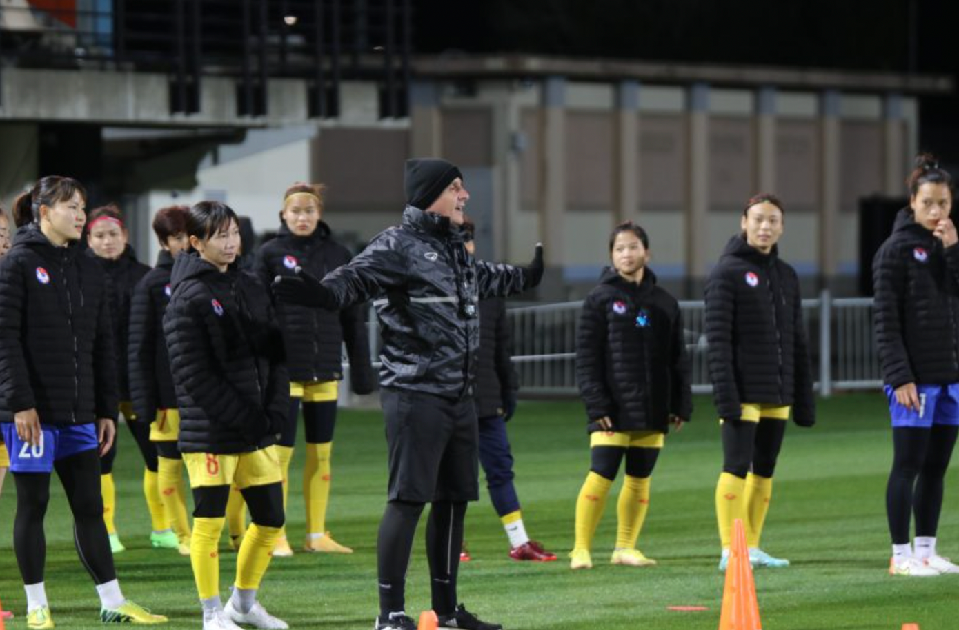 Thời tiết Napier khá lạnh, các cầu thủ phải mặc áo ấm để giữ sức khoẻ (ảnh Anh Thư)