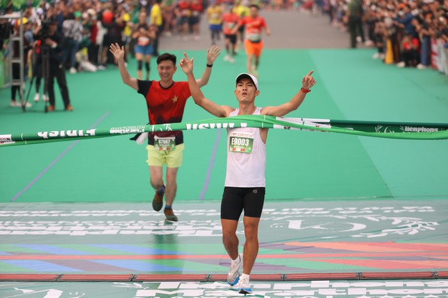 Hoàng Nguyên Thanh vô địch cự li marathon ở giải Tiền Phong marathon 2023 (ảnh Như Ý) Hoàng Nguyên Thanh vô địch cự li marathon ở giải Tiền Phong marathon 2023 (ảnh Như Ý)