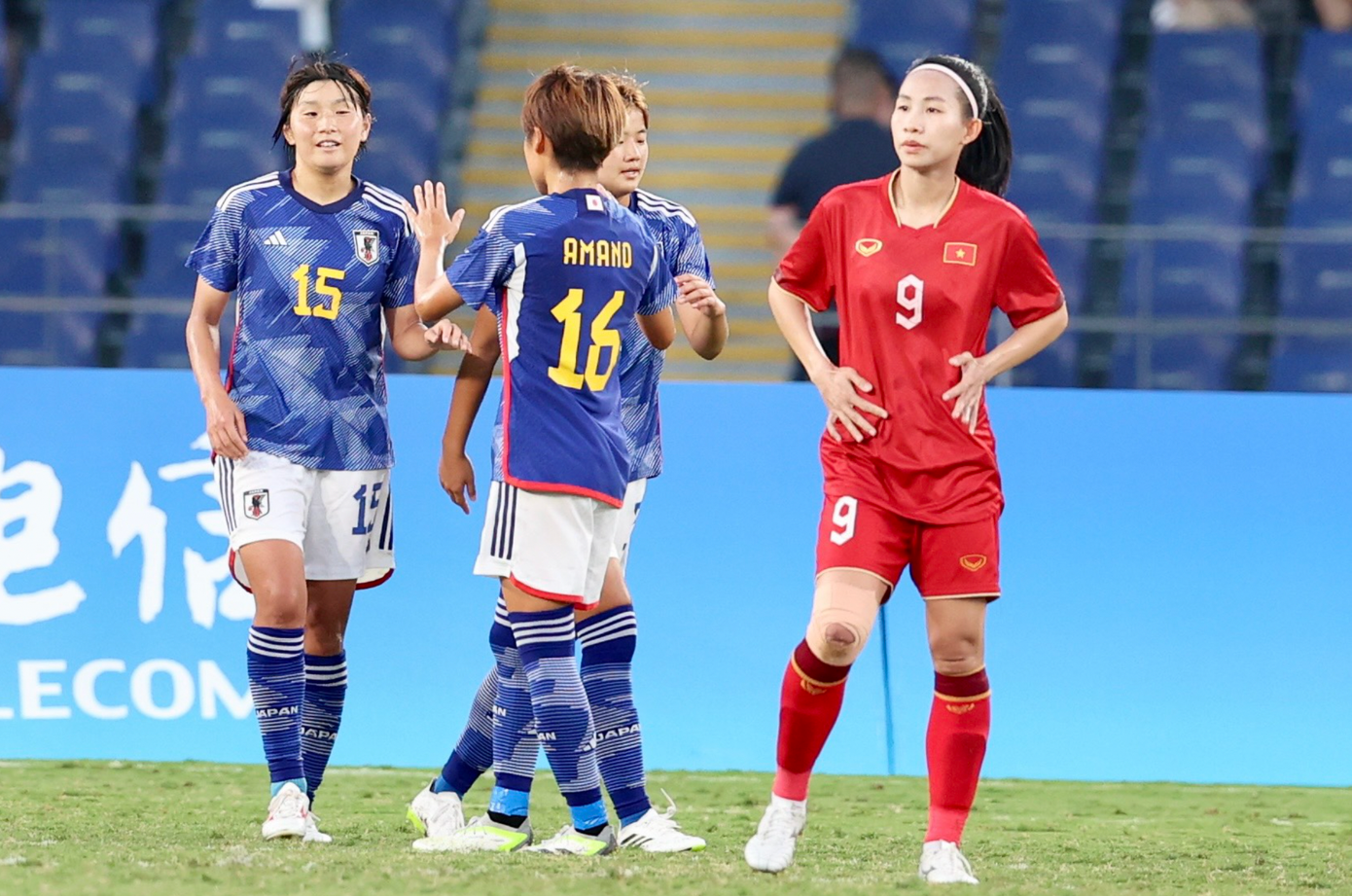 Đội tuyển nữ Việt Nam thua đậm Nhật Bản 0-7 trong thế trận một chiều (ảnh Linh Hoàng) Đội tuyển nữ Việt Nam thua đậm Nhật Bản 0-7 trong thế trận một chiều (ảnh Linh Hoàng)