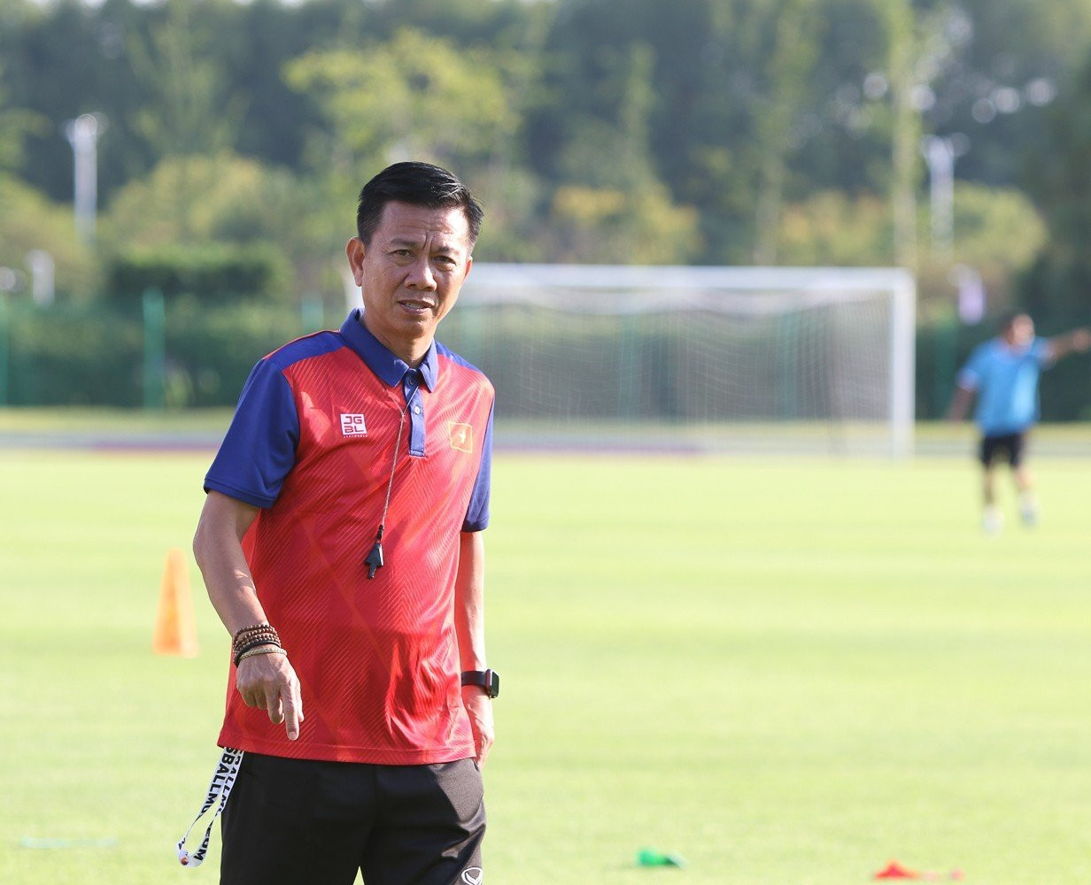 HLV Hoàng Anh Tuấn đối diện bài toán khó đưa Olympic Việt Nam lách qua khe cửa hẹp. (ảnh Anh Đoàn) HLV Hoàng Anh Tuấn đối diện bài toán khó đưa Olympic Việt Nam lách qua khe cửa hẹp. (ảnh Anh Đoàn)