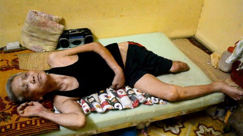 Cụ Nguyễn Văn Rộng mệt mỏi trên giường bệnh