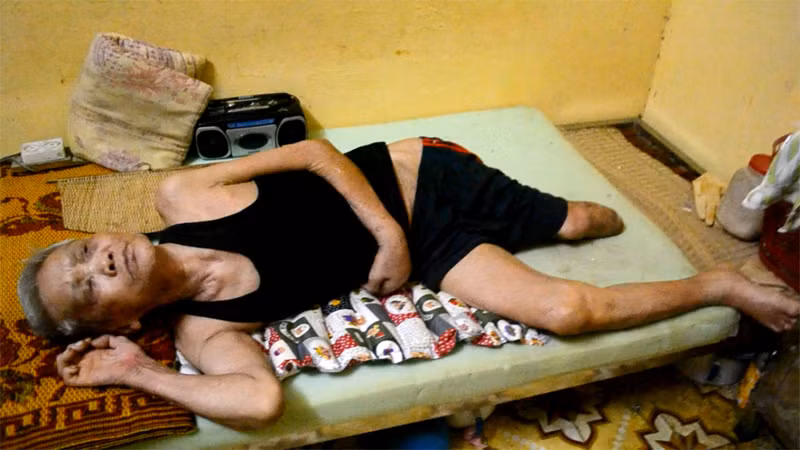 Cụ Nguyễn Văn Rộng mệt mỏi trên giường bệnh