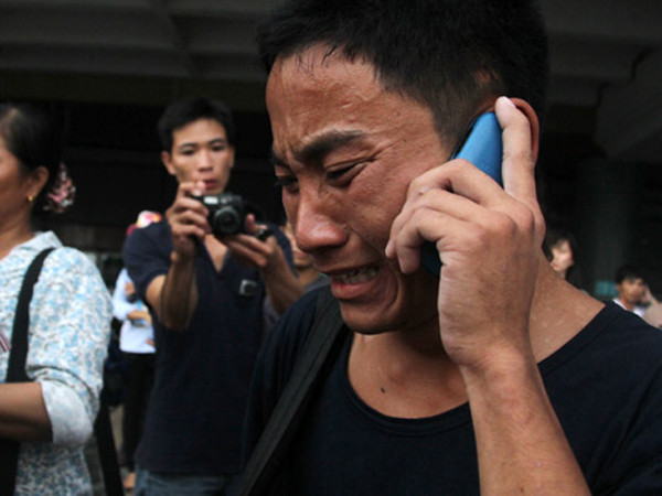 Thuyền viên Lưu Đình Sơn gọi điện cho cha: “Hãy dỡ bàn thờ xuống đi, con sống rồi” Ảnh: Phong Cầm