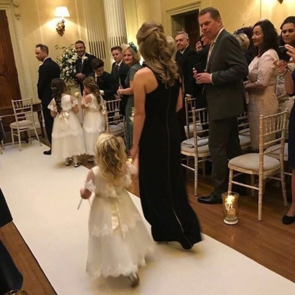 Công chúa nhỏ nhà Becks xinh như thiên thần khi làm phù dâu nhí ảnh 2