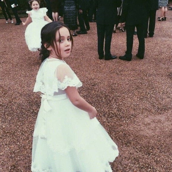 Công chúa nhỏ nhà Becks xinh như thiên thần khi làm phù dâu nhí ảnh 3