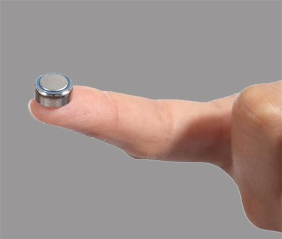 Bé 2 tuổi suýt tử vong vì nuốt phải cục pin phổ biến trong đồ chơi ảnh 1