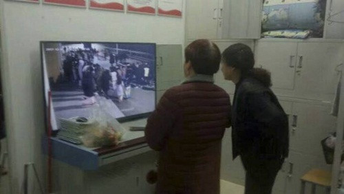 Chàng trai hóa gấu bông khổng lồ la hét tỏ tình vẫn bị từ chối phũ ảnh 2