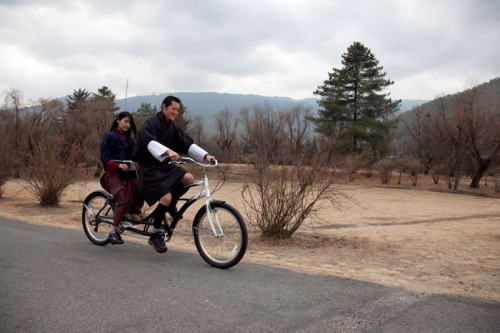 Những điều ít biết về hoàng hậu xinh đẹp và trẻ nhất thế giới ảnh 1