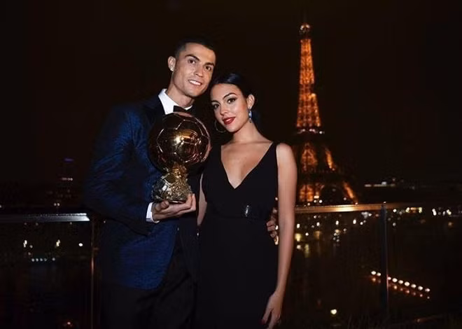 Giành Quả bóng Vàng, Ronaldo được bạn gái tặng... áo sơ sinh ảnh 1