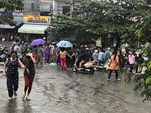 Người dân hoảng hốt thấy cá sấu bò giữa chợ ảnh 1