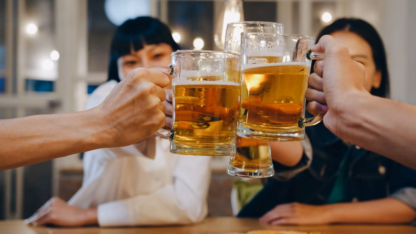 Uống nhiều bia, rượu cũng là một trong những tác nhân nguy hiểm gây bệnh lý đường tiêu hóa. Ảnh minh họa: Internet Uống nhiều bia, rượu cũng là một trong những tác nhân nguy hiểm gây bệnh lý đường tiêu hóa. Ảnh minh họa: Internet