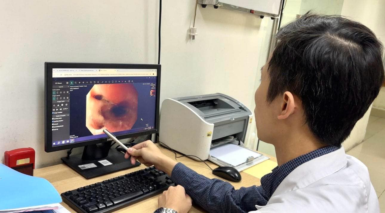 Vết thương do chó cắn khiến bệnh nhi bị thủng 2 vết ở thực quản. Ảnh: Bệnh viện Việt Đức