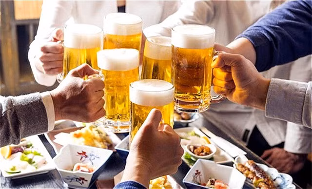 Thay đổi lối sống bằng việc giảm cân (nếu thừa cân). Tăng cường hoạt động thể chất giúp làm giảm nguy cơ ung thư đại tràng và polyp. Thực hiện chế độ ăn uống lành mạnh như ăn nhiều hoa quả, rau, ngũ cốc nguyên hạt, ăn ít thịt đỏ và thịt chế biến sẵn. Giảm hoặc ngừng rượu bia, bỏ thuốc lá. Ảnh minh họa: Internet