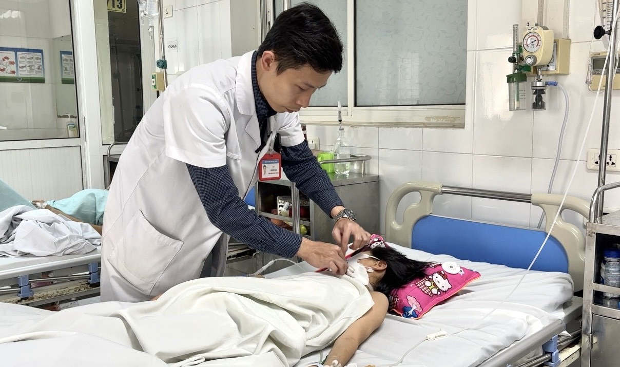 Bác sĩ Vũ Đức Thịnh - Khoa Phẫu thuật Tiêu hóa, Bệnh viện Hữu nghị Việt Đức kiểm tra vết thương cho bệnh nhi. Ảnh: Bệnh viện Việt Đức