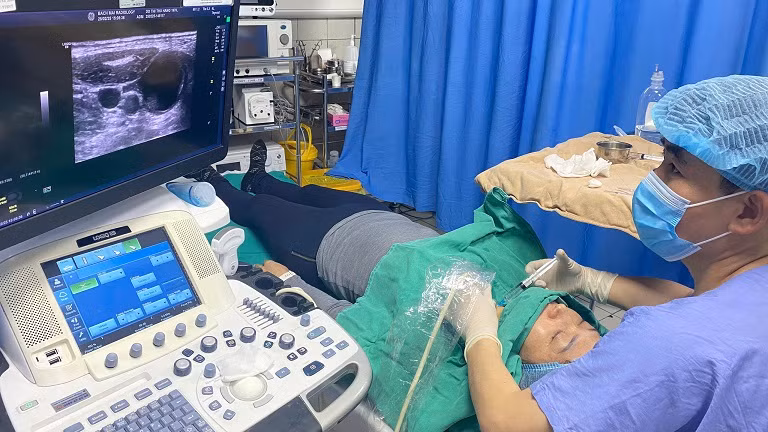 Bác sĩ thực hiện kỹ thuật tiêm cồn tuyến giáp cho bệnh nhân. Ảnh: Bệnh viện Bạch Mai
