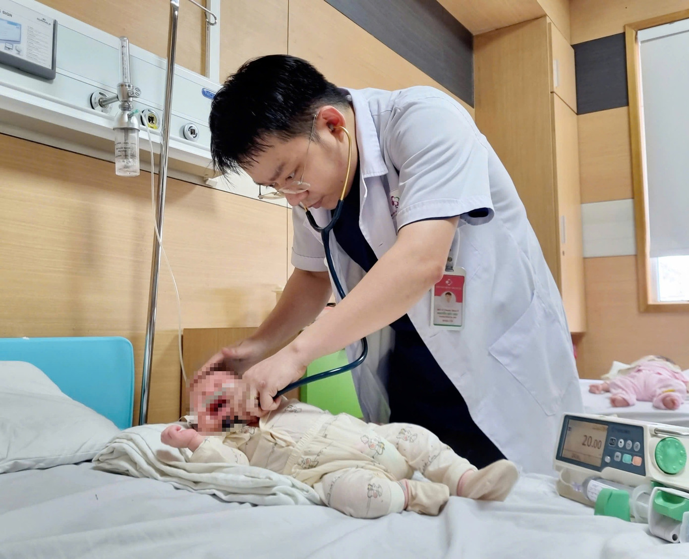 BSCKII Nguyễn Đức Hậu – Trưởng khoa Sơ sinh đang khám lại cho bệnh nhi. Ảnh: Bệnh viện Sản - Nhi Phú Thọ BSCKII Nguyễn Đức Hậu – Trưởng khoa Sơ sinh đang khám lại cho bệnh nhi. Ảnh: Bệnh viện Sản - Nhi Phú Thọ