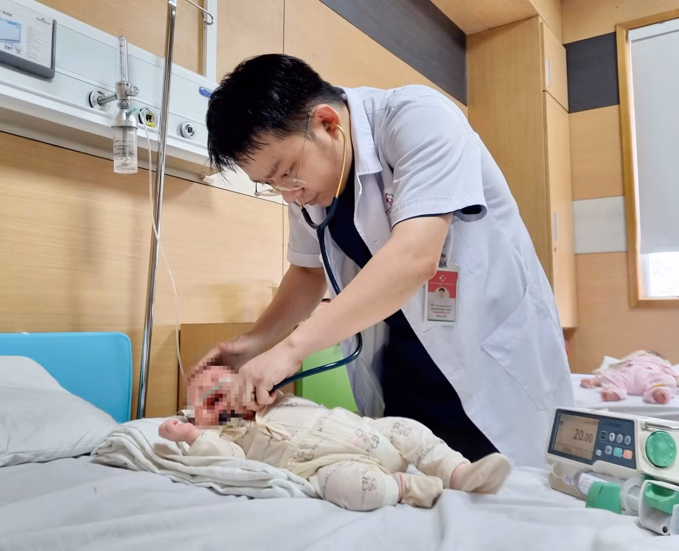 BSCKII Nguyễn Đức Hậu – Trưởng khoa Sơ sinh đang khám lại cho bệnh nhi. Ảnh: Bệnh viện Sản - Nhi Phú Thọ BSCKII Nguyễn Đức Hậu – Trưởng khoa Sơ sinh đang khám lại cho bệnh nhi. Ảnh: Bệnh viện Sản - Nhi Phú Thọ