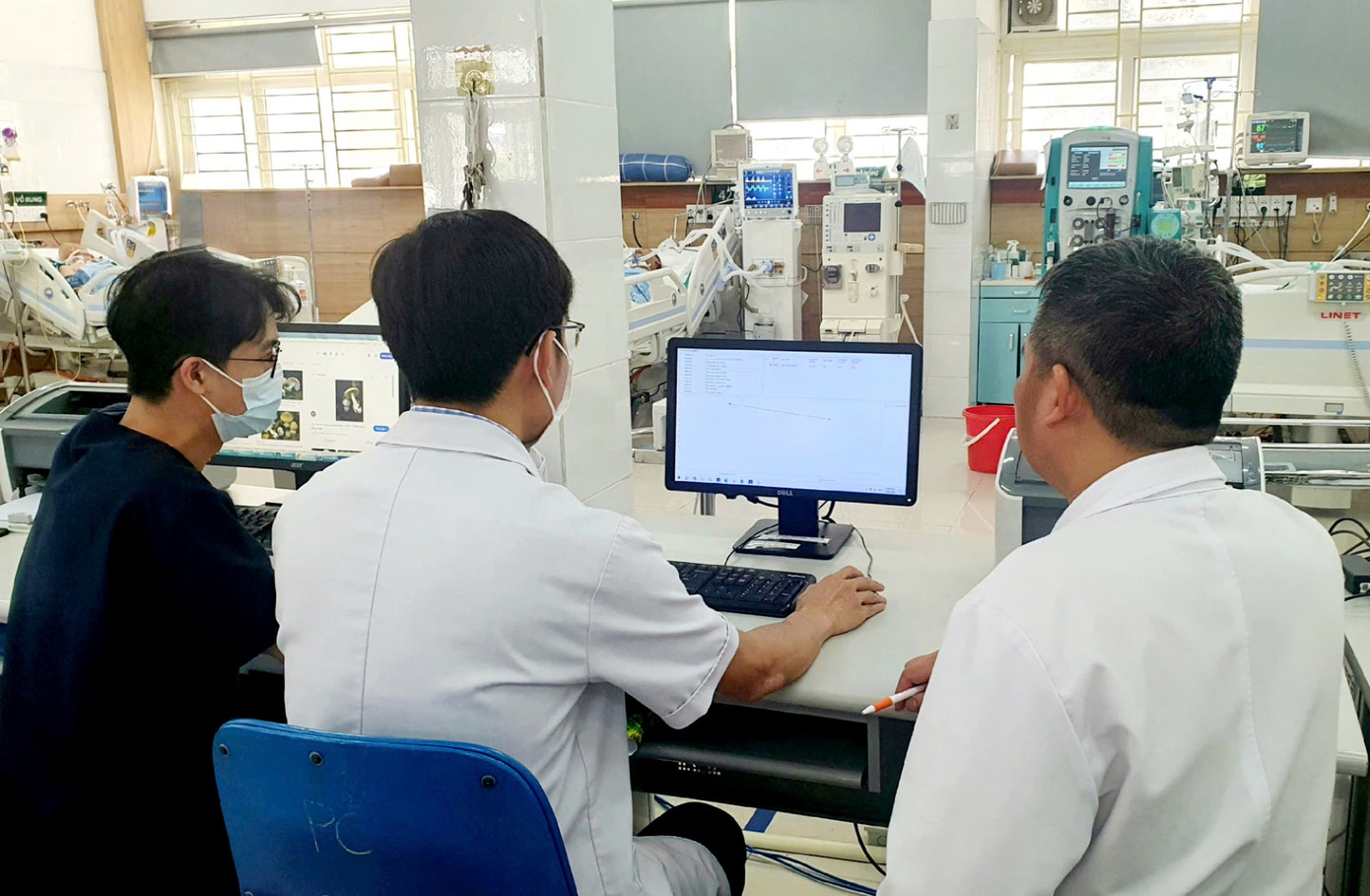 Hai vợ chồng trẻ hôn mê sâu, tiên lượng xấu vì ngộ độc nấm ảnh 4