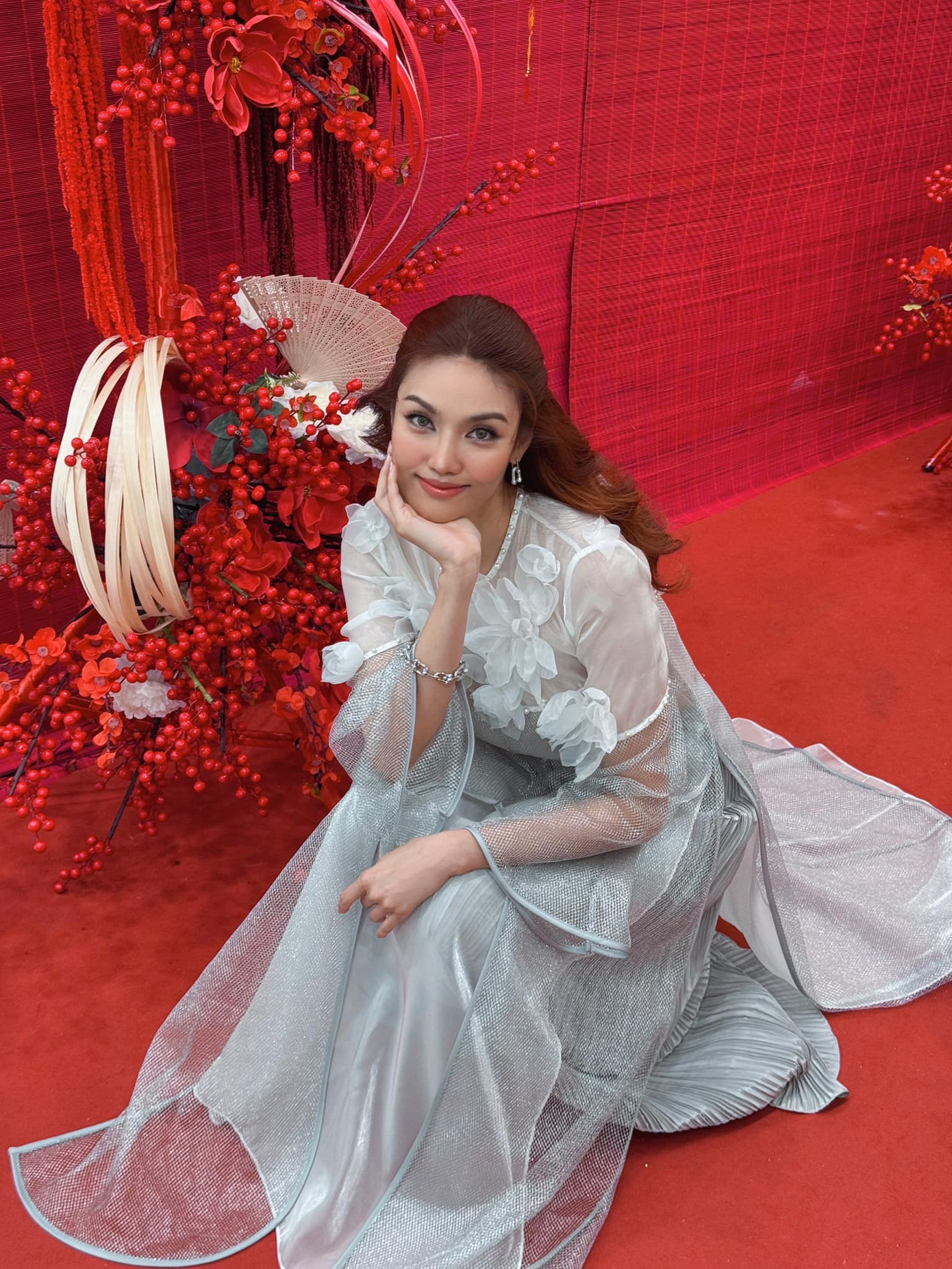 Hoa khôi Lan Khuê tỉ mỉ chăm chút góc decor bên trong căn biệt thự để chuẩn bị đón Tết.