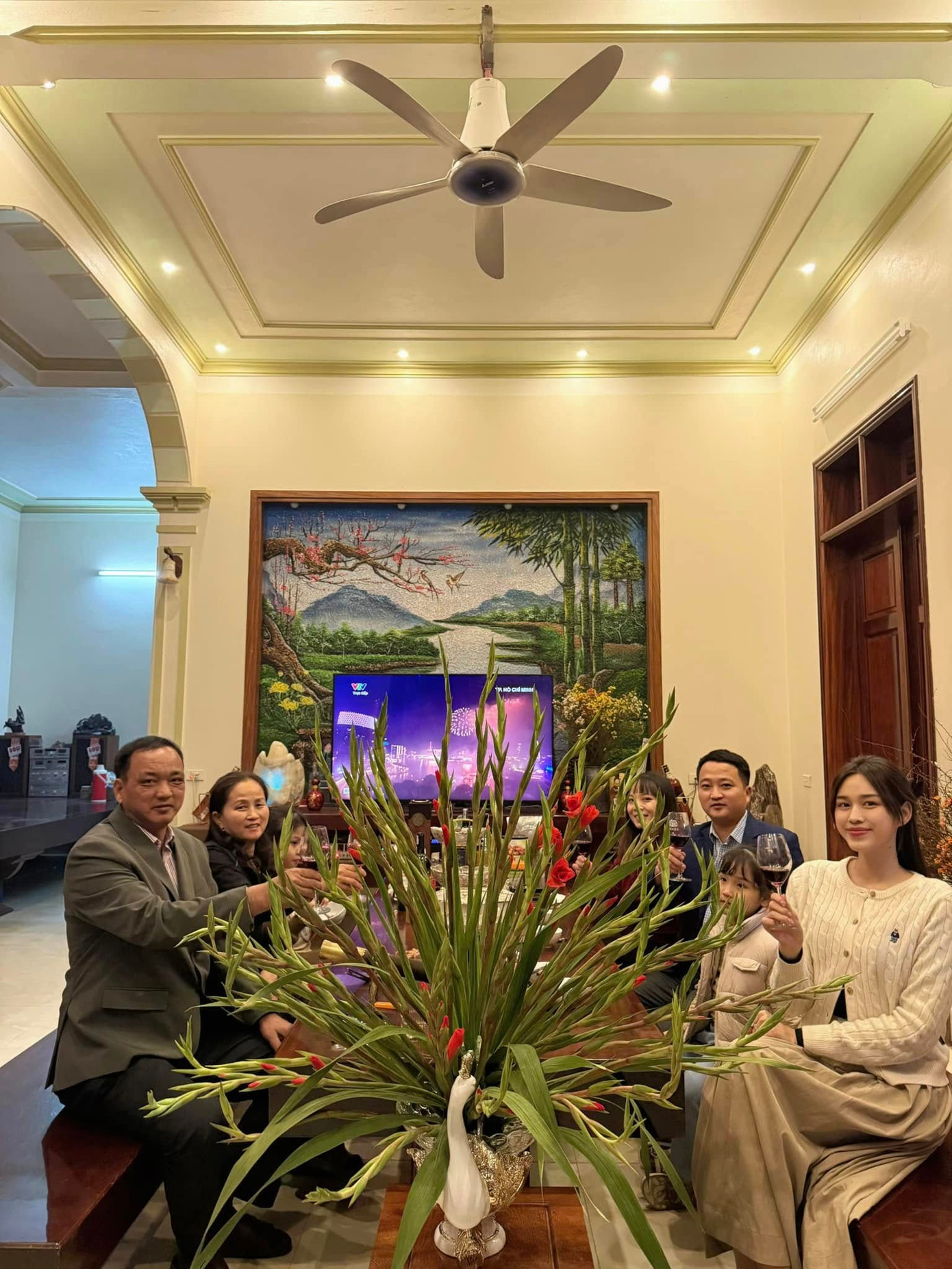 Hoa hậu Đỗ Thị Hà và gia đình quây quần trong khoảnh khắc Giao thừa, đón năm mới Ất Tỵ. Năm nay người đẹp về quê Thanh Hóa sớm để ăn Tết cùng gia đình. Chiều 29 Tết, Đỗ Thị Hà cùng cả nhà dọn dẹp, trang trí nhà cửa để đón năm mới. Hoa hậu Đỗ Thị Hà và gia đình quây quần trong khoảnh khắc Giao thừa, đón năm mới Ất Tỵ. Năm nay người đẹp về quê Thanh Hóa sớm để ăn Tết cùng gia đình. Chiều 29 Tết, Đỗ Thị Hà cùng cả nhà dọn dẹp, trang trí nhà cửa để đón năm mới.