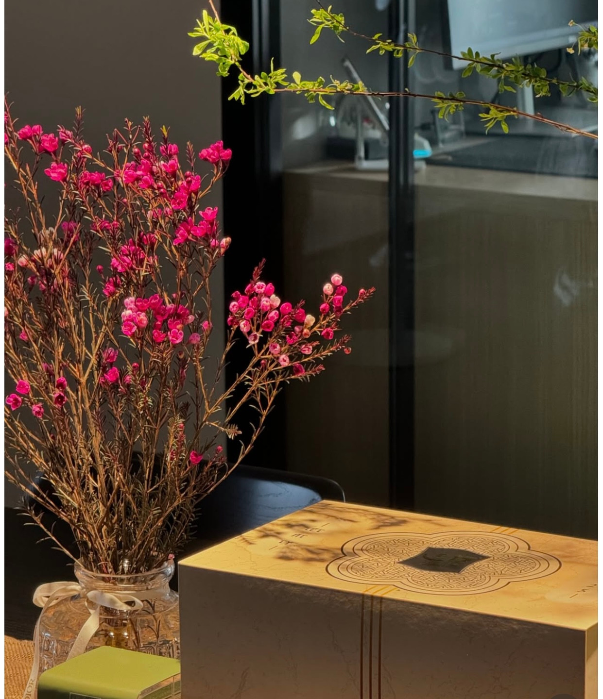 Không gian căn hộ của á hậu Thùy Dung được trang trí nhiều loại hoa đặc trưng của mùa Tết như đào, tuyết mai...