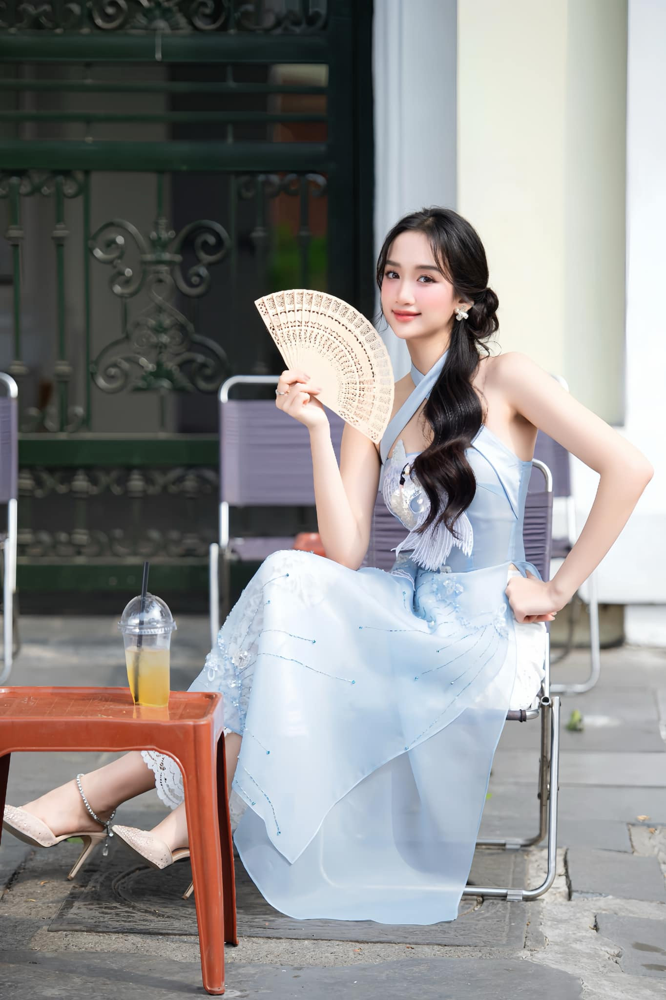 Hoa hậu Sinh viên Việt Nam 2024 Dương Trà Giang chọn áo dài cách điệu kiểu cổ yếm độc đáo, khoe vai trần khi xuống phố ngày cuối năm.