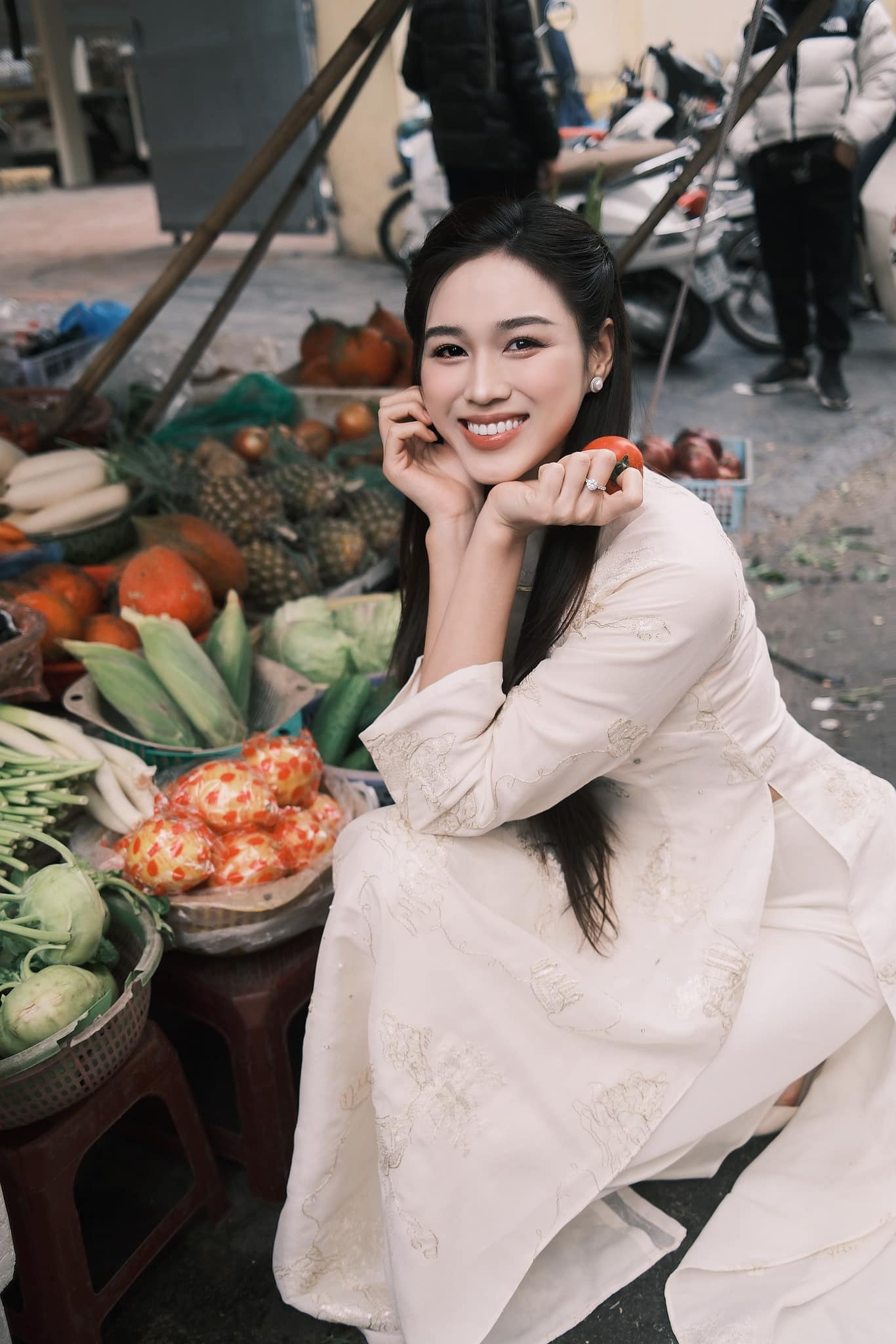 Như mọi năm, Đỗ Thị Hà về quê ở Thanh Hóa để đón Tết cùng gia đình. Bận rộn quanh năm, người đẹp tâm niệm cuối năm là lúc để tề tựu bên gia đình, vì vậy cô tiết giảm công việc, thu xếp về quê sớm.