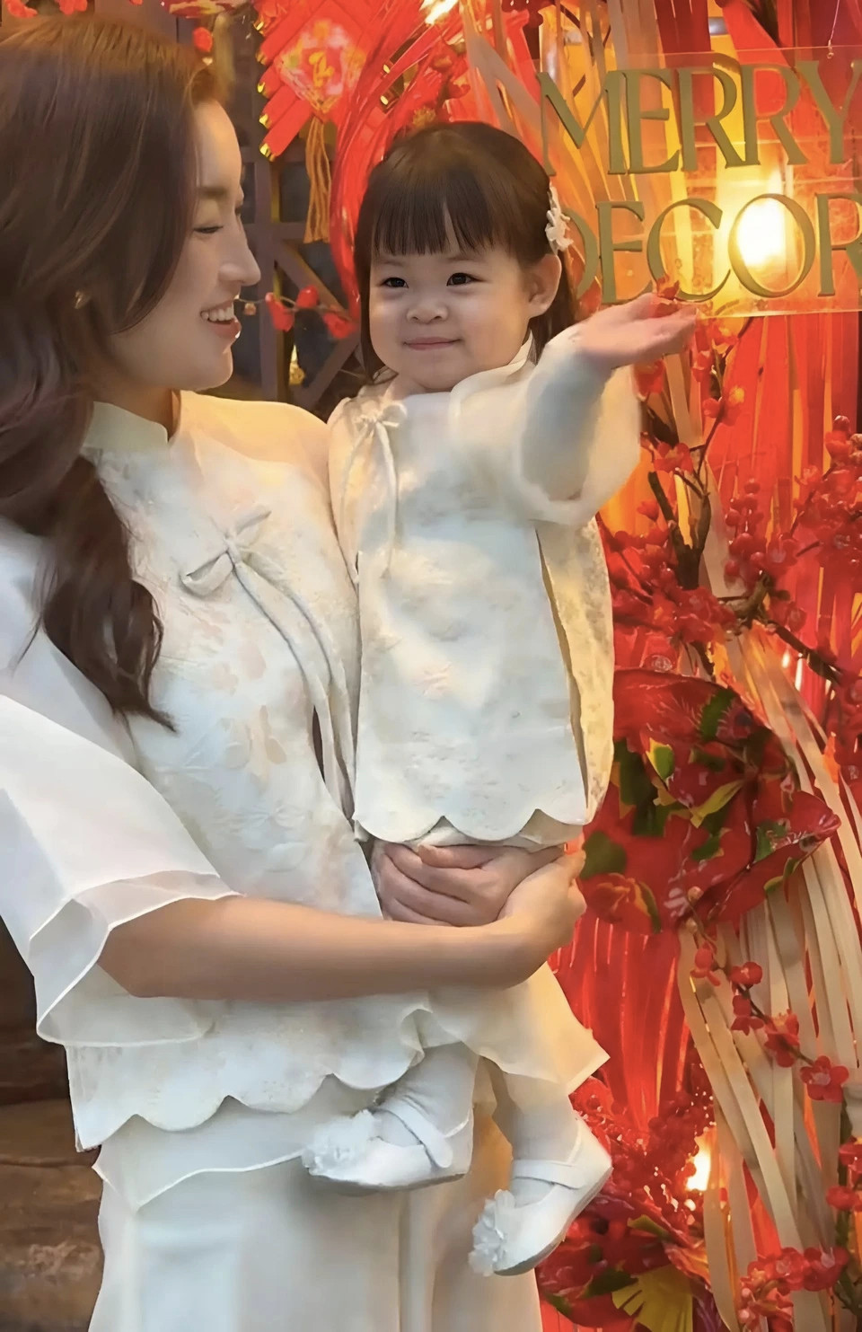 Hoa hậu Đỗ Mỹ Linh cùng con gái xuống phố mua nhiều đồ decor về trang trí nhà cửa đón Tết.