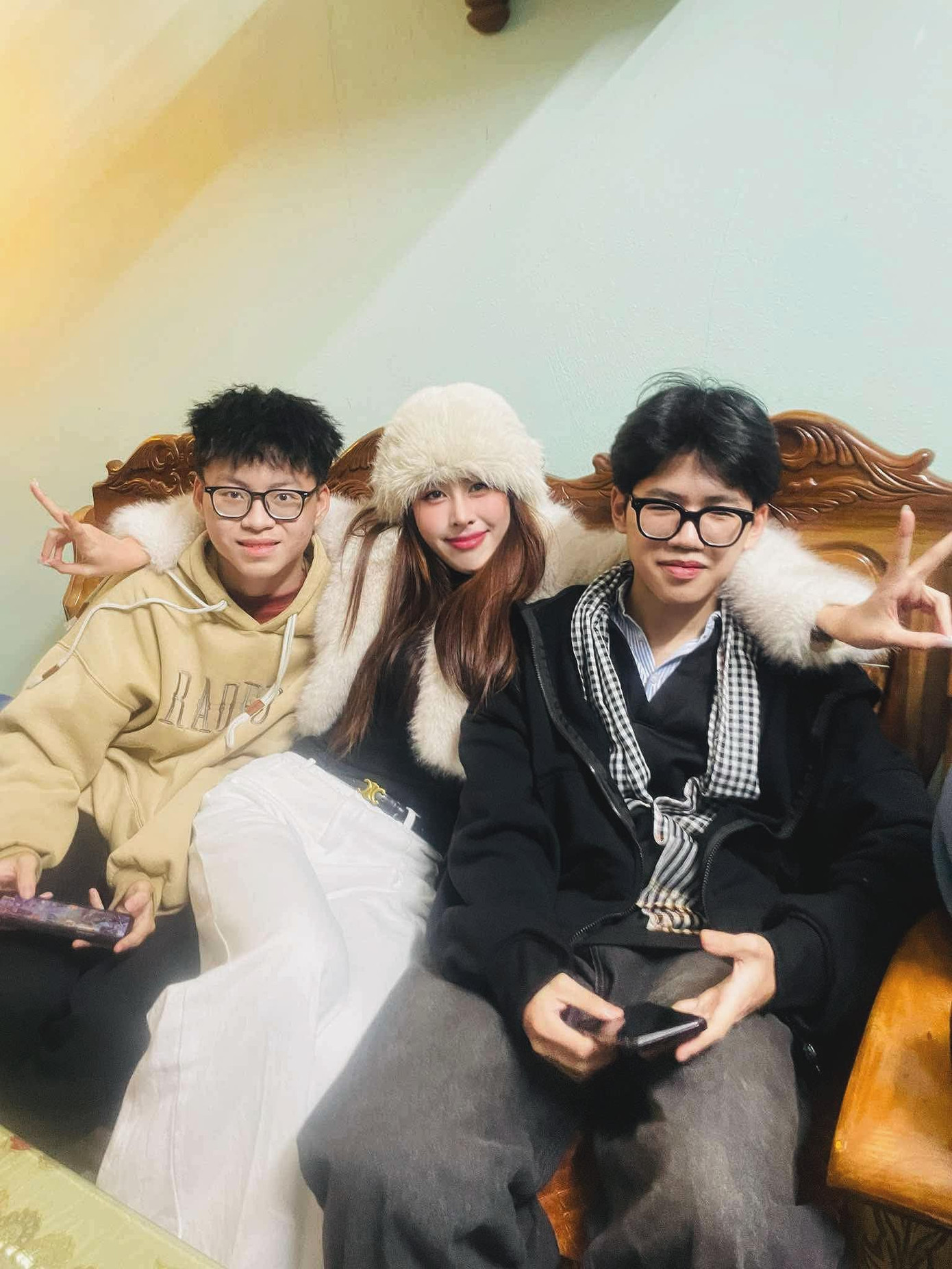 Á hậu Ngọc Hằng chia sẻ nhiều khoảnh khắc quây quần bên gia đình khi về quê Thanh Hóa đón Tết Nguyên đán. 2024 là năm thành công với Ngọc Hằng khi cô giành ngôi á quân chương trình Bước nhảy hoàn vũ. Á hậu Ngọc Hằng chia sẻ nhiều khoảnh khắc quây quần bên gia đình khi về quê Thanh Hóa đón Tết Nguyên đán. 2024 là năm thành công với Ngọc Hằng khi cô giành ngôi á quân chương trình Bước nhảy hoàn vũ.