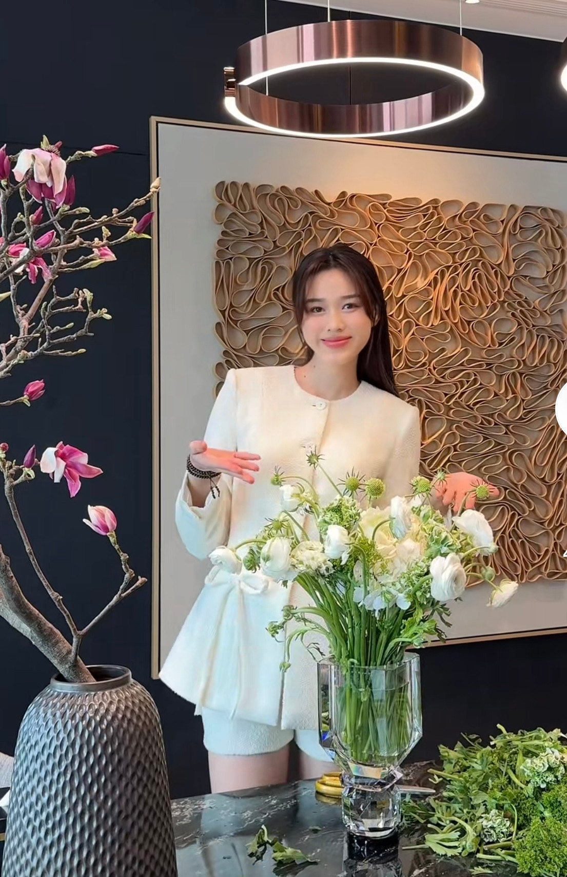 Đỗ Thị Hà cũng cắm nhiều loại hoa trong nhà để có không khí Tết. Cô đi chợ đêm, mua nhiều loại hoa khác nhau để trang trí.