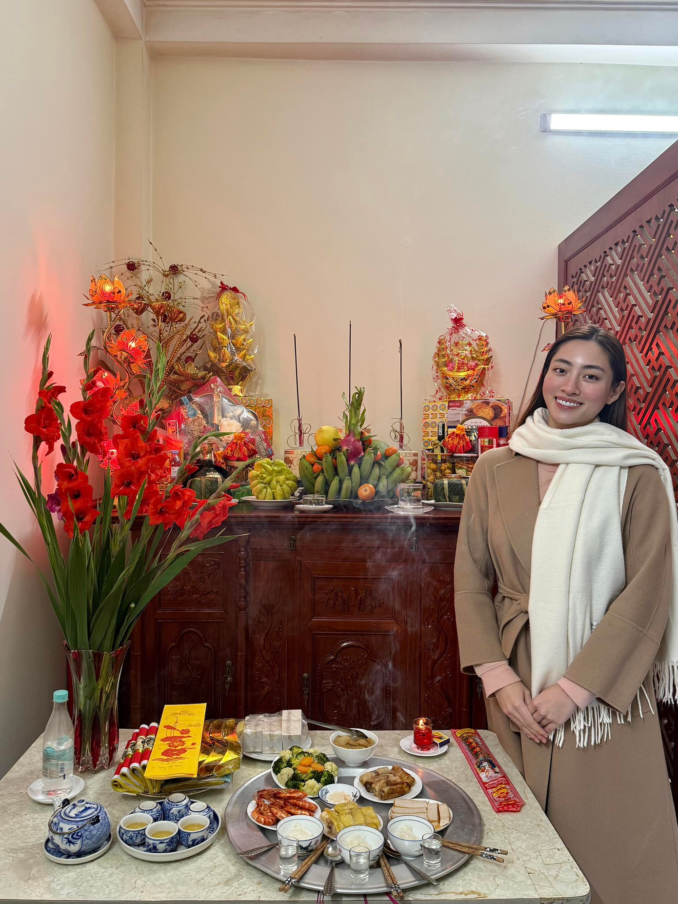 Hoa hậu Lương Thùy Linh bên mâm cỗ cúng giao thừa. Hoa hậu Lương Thùy Linh bên mâm cỗ cúng giao thừa.