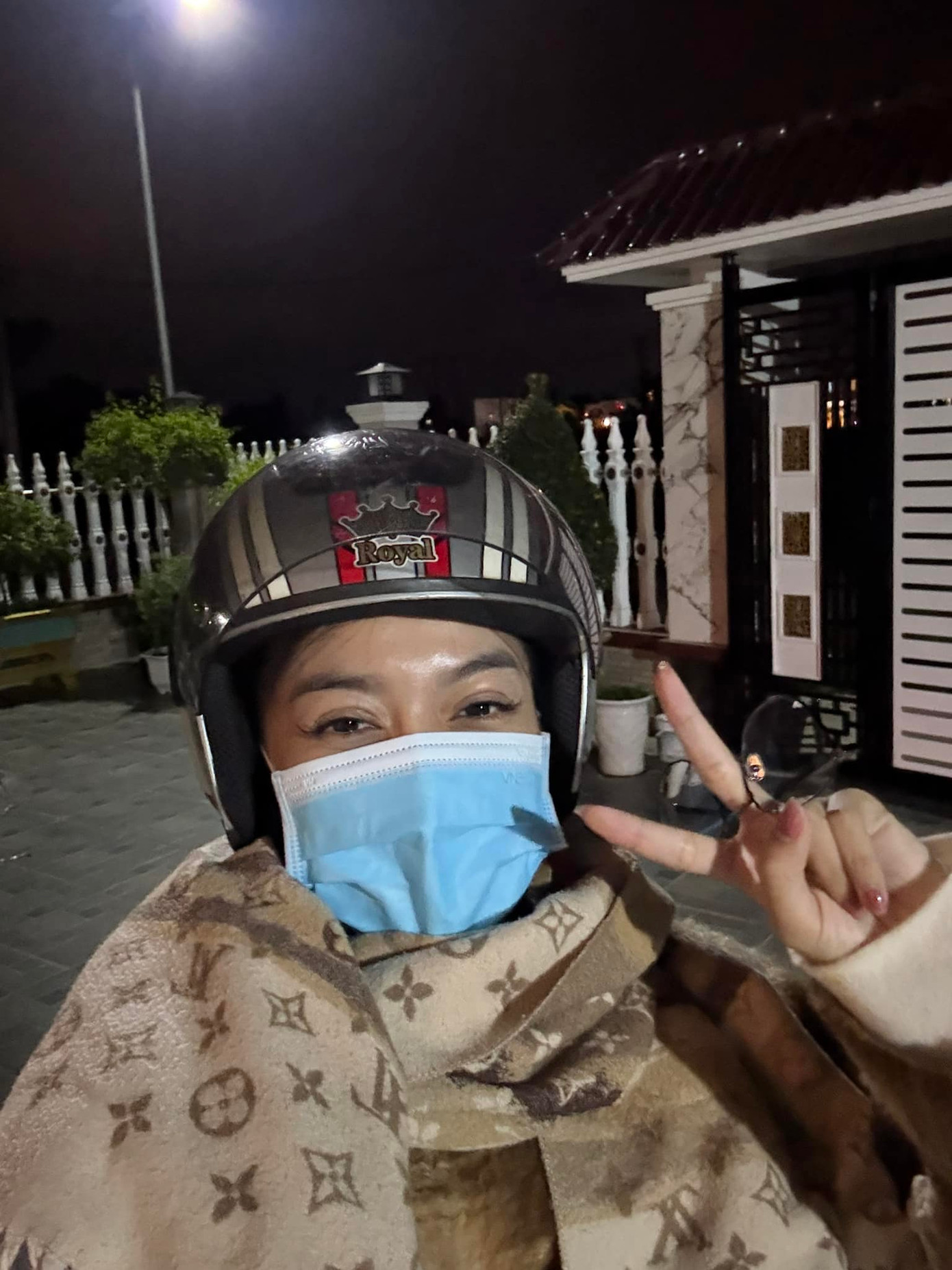 Á hậu Kiều Loan đi chợ Tết sắm hoa về trang trí nhà cửa.