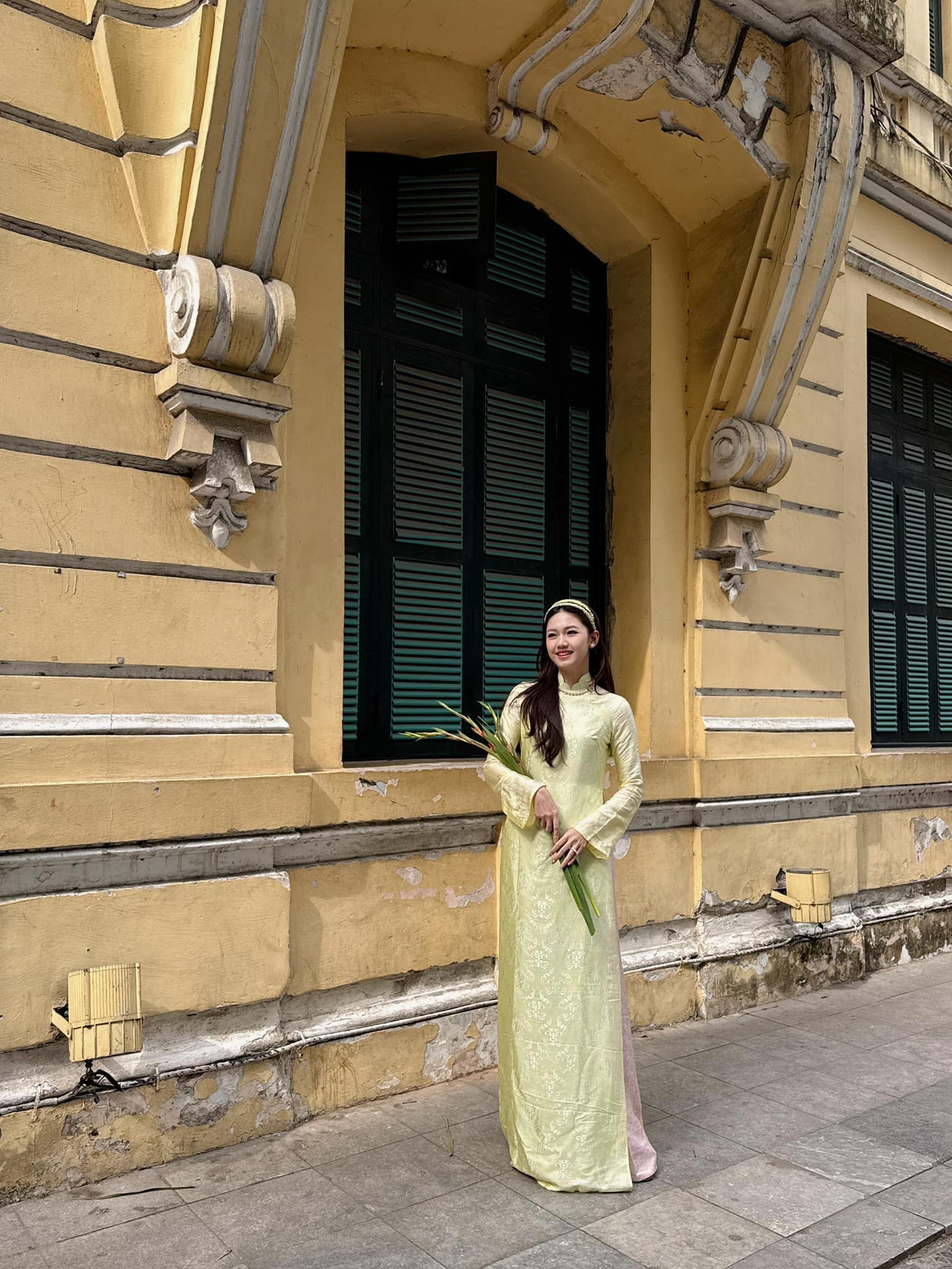 Á hậu Thanh Tú khoe vẻ dịu dàng, thanh lịch khi dạo phố Hà Nội trong chiều cuối năm.