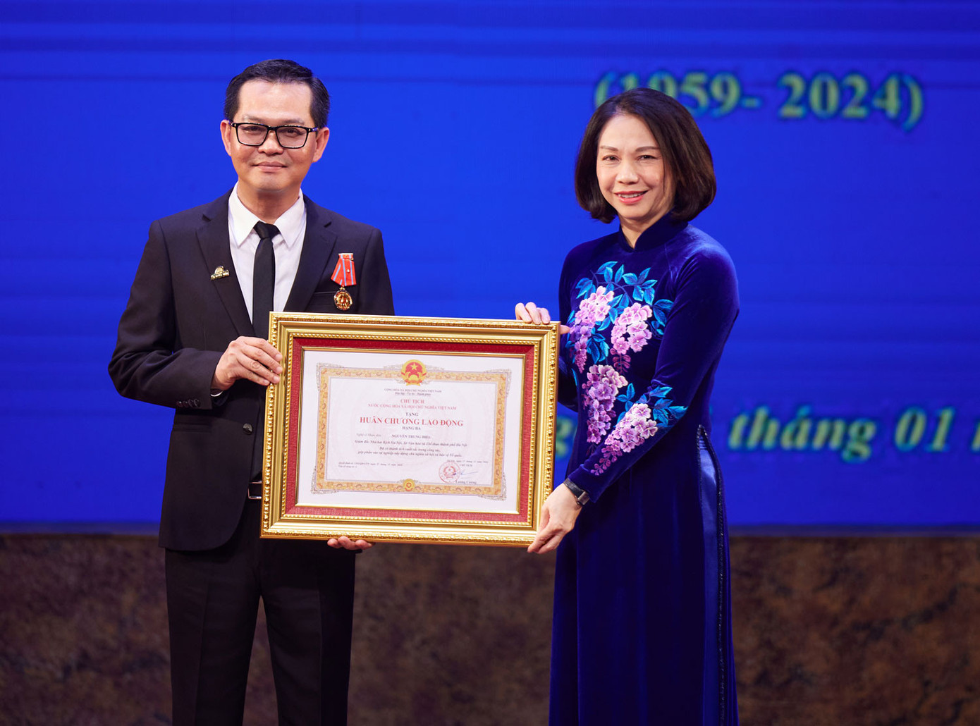 NSND Trung Hiếu nhận Huân chương Lao động hạng Ba. NSND Công Lý và NSƯT Đức Quang nhận bằng khen của UBND TP Hà Nội. NSND Trung Hiếu nhận Huân chương Lao động hạng Ba. NSND Công Lý và NSƯT Đức Quang nhận bằng khen của UBND TP Hà Nội.