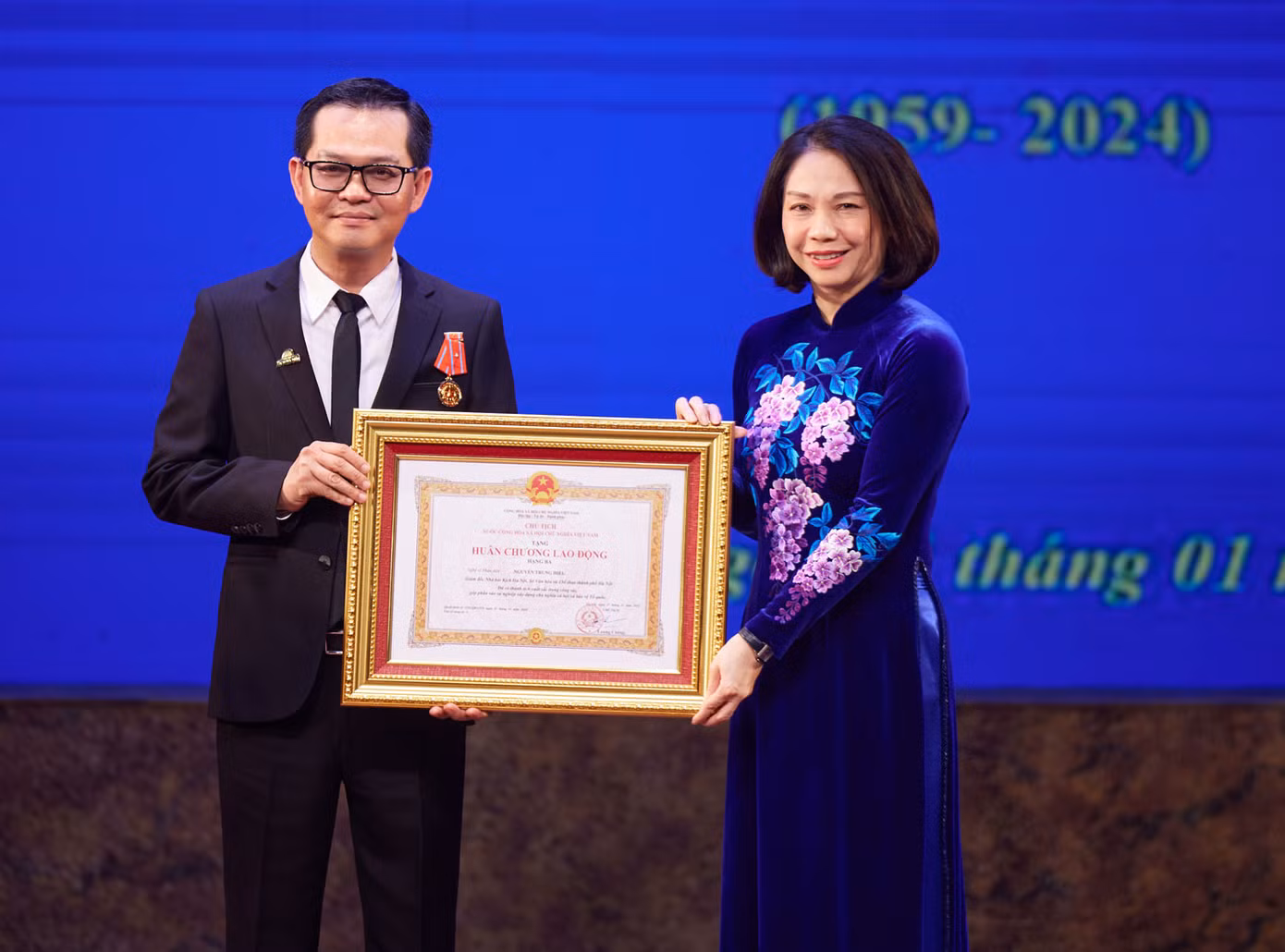 NSND Trung Hiếu nhận Huân chương Lao động hạng Ba. NSND Công Lý và NSƯT Đức Quang nhận bằng khen của UBND TP Hà Nội.
