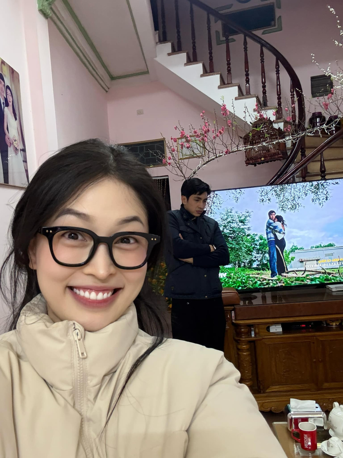 Vợ chồng á hậu Bùi Phương Nga, diễn viên Bình An khoe khoảnh khắc vui nhộn khi chuẩn bị đón Tết cùng gia đình tại quê Phú Thọ của nam diễn viên.