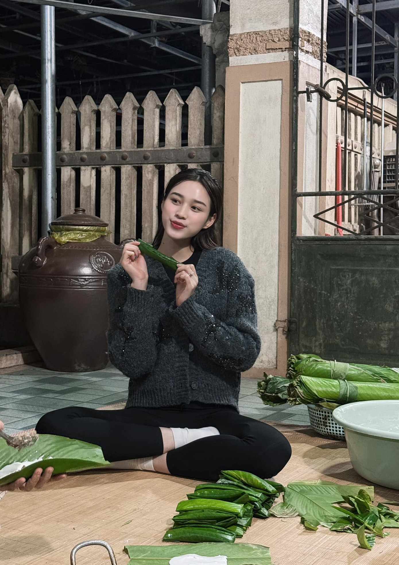 Trước đó, Đỗ Thị Hà cùng người thân quây quần gói bánh lá - món đặc sản của quê hương Thanh Hóa.